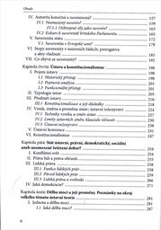 &Uacute;stava mezi pr&aacute;vem a politikou