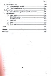 &Uacute;stava mezi pr&aacute;vem a politikou